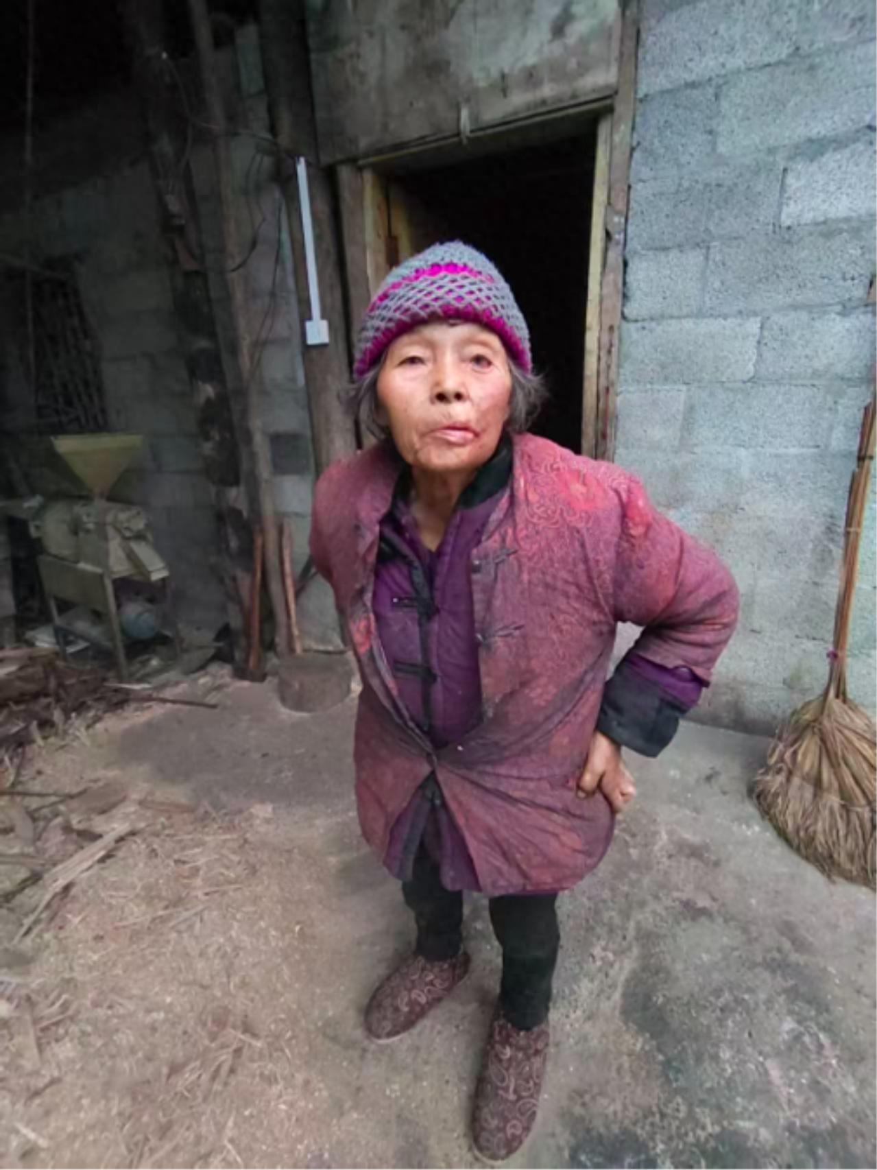 走失者照片 重庆市寻人：六旬老太走失，穿红色外...