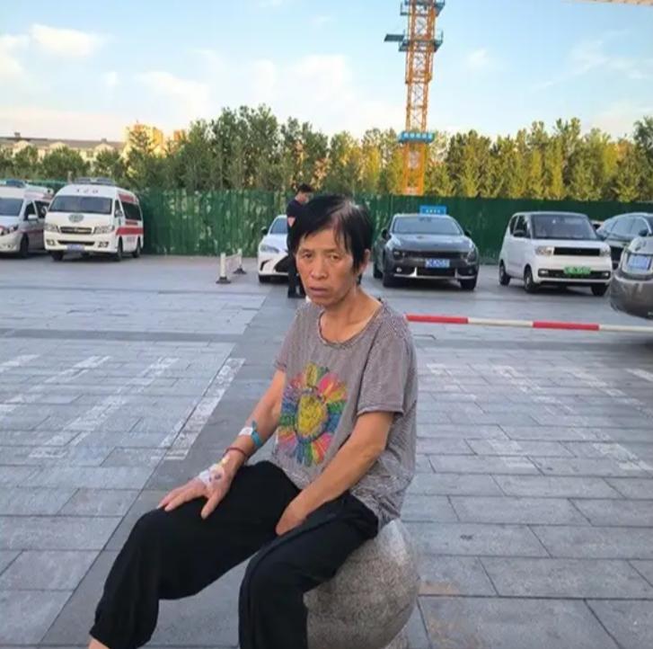 走失者照片 洛阳市寻人：六旬老太走失，穿粉色短...