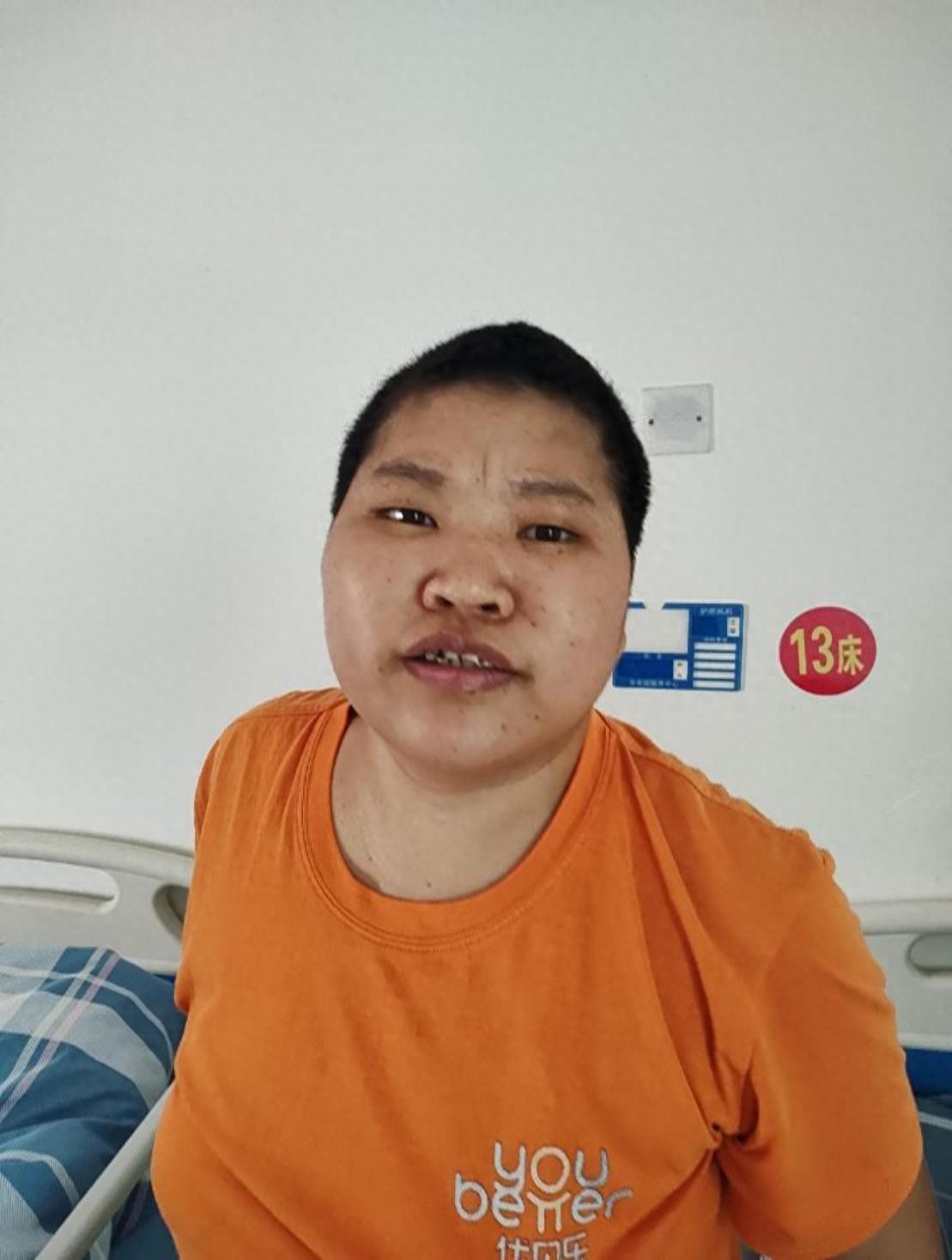 走失者照片 文山州寻亲：青年女子被救助，高1米...