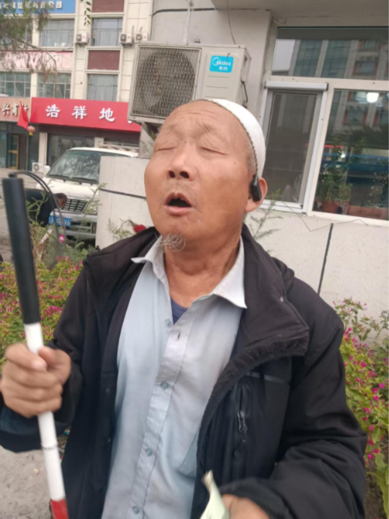 走失者照片 乌鲁木齐市寻亲：六旬老人被救助，穿...