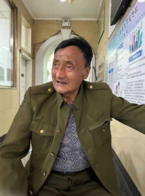 走失者照片 哈尔滨市寻亲：七旬老人被救助，穿棕...