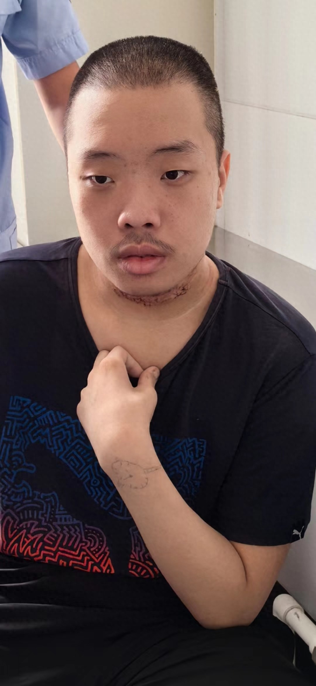走失者照片 大连市寻亲：青年男子被救助，穿黑色...