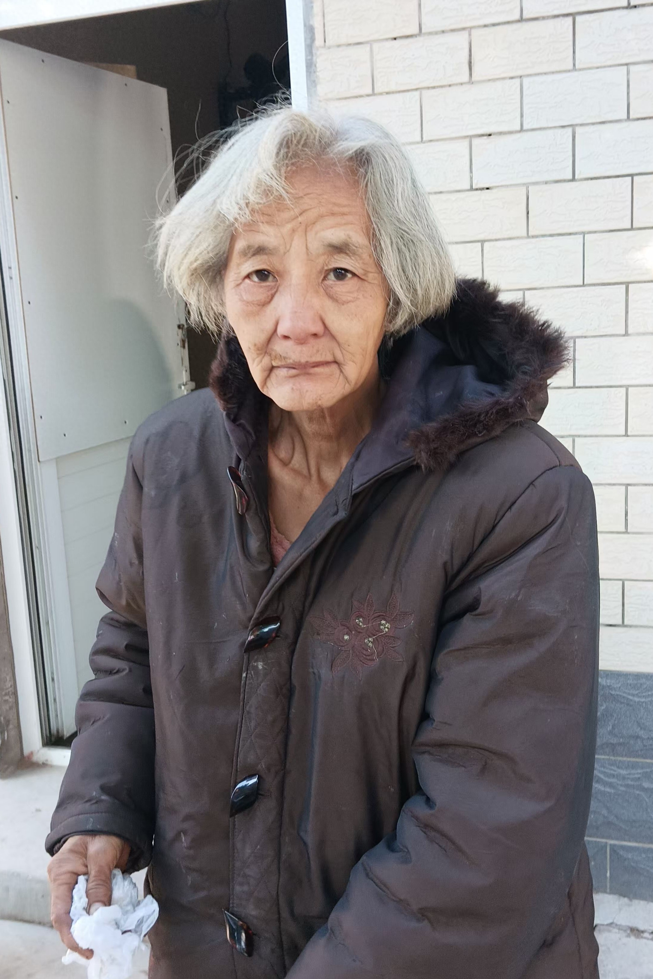 走失者照片 邢台市寻亲：七旬老太被救助，穿深棕...