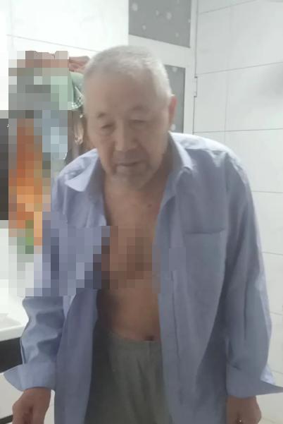 走失者照片 菏泽市寻人：七旬老人走失，戴灰色格...