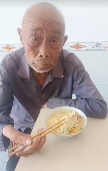 走失者照片 黄冈市寻人：七旬老人走失，拿手电筒...