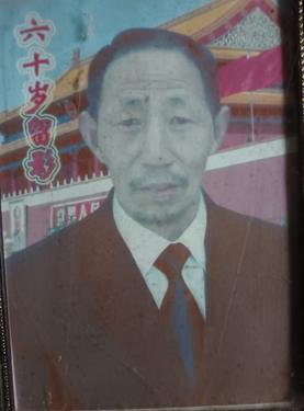 走失者照片 黄冈市寻人：七旬老人走失，穿灰色棉...