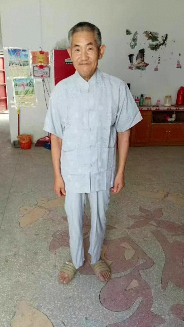 走失者照片 南阳市寻人：七旬老人走失，穿灰色保...