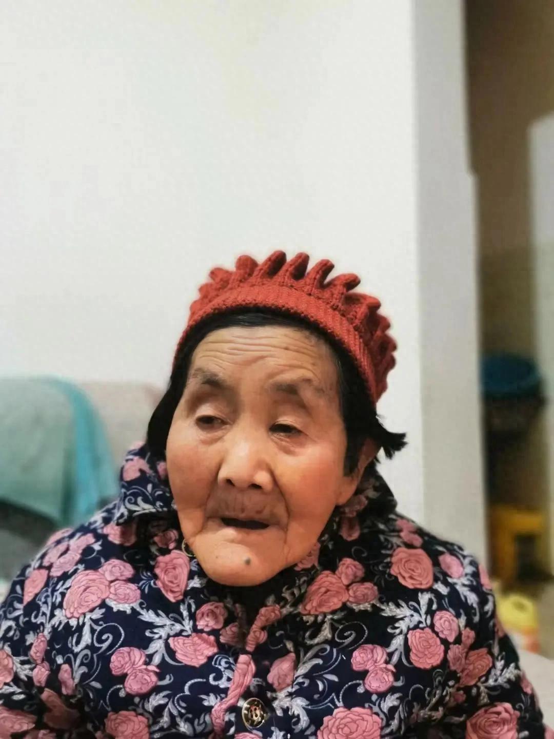 走失者照片 曲靖市寻人：八旬老太走失，戴红色帽...
