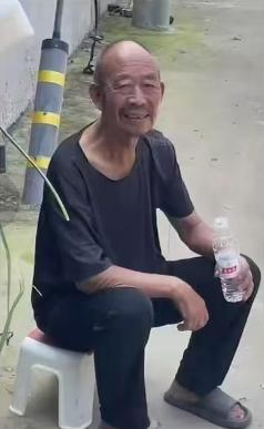走失者照片 保定市寻人：八旬老人走失，穿深灰色...