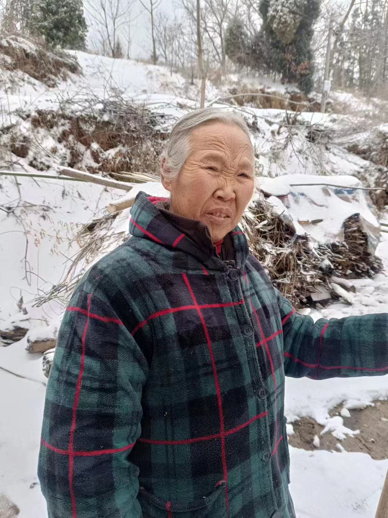 走失者照片 信阳市寻人：七旬老太走失，白发，穿...