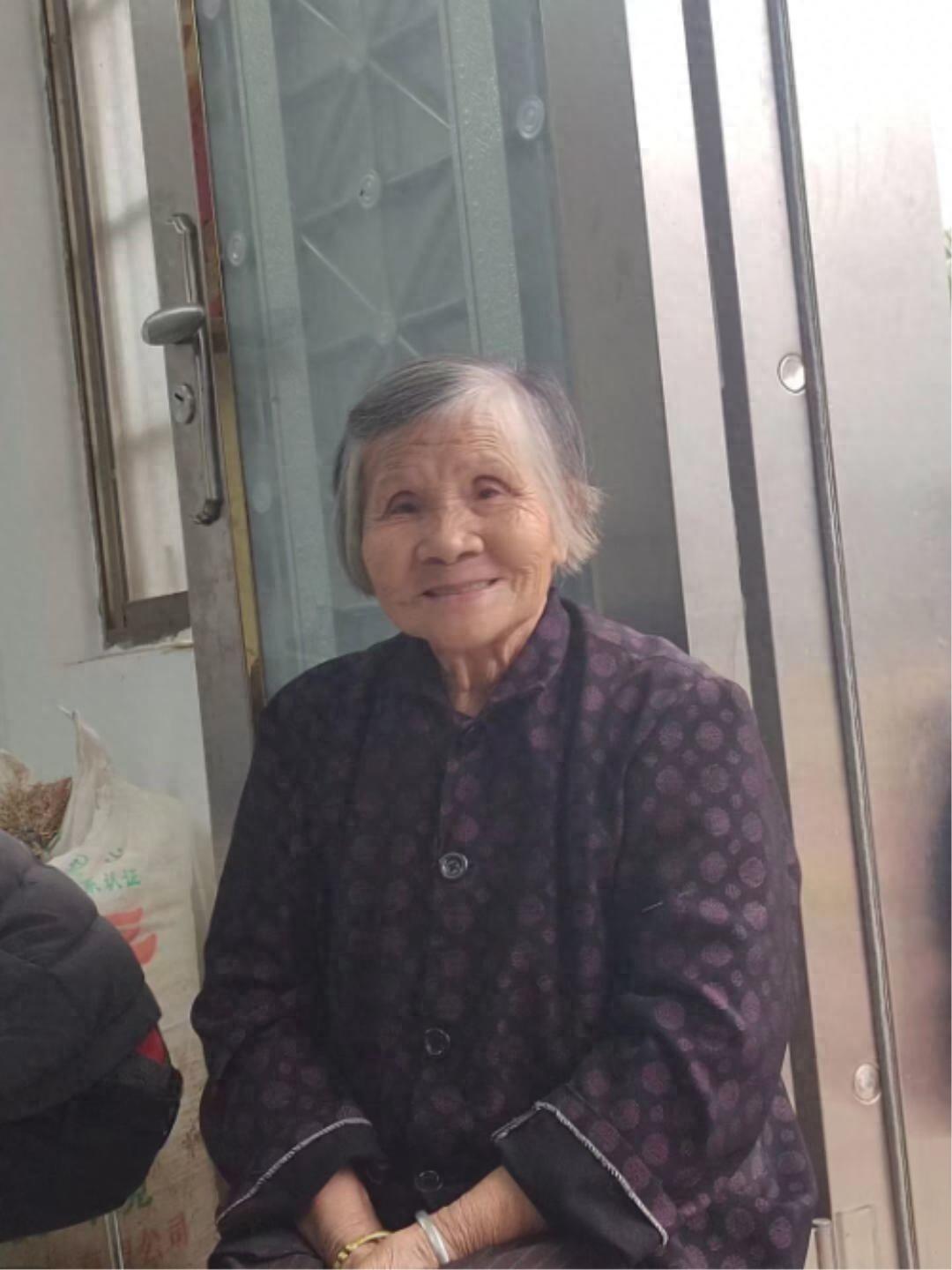 走失者照片 河池市寻人：八旬老太走失，穿粉红色...