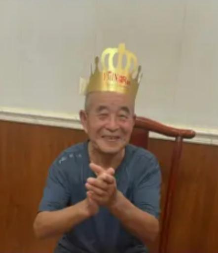 走失者照片 开封市寻人：七旬老人走失，穿灰色格...