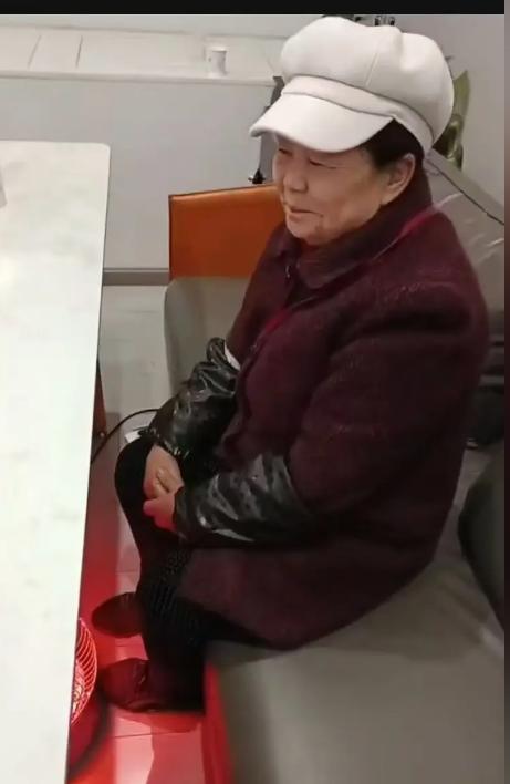 走失者照片 巴中市寻人：七旬老太走失，戴白色帽...