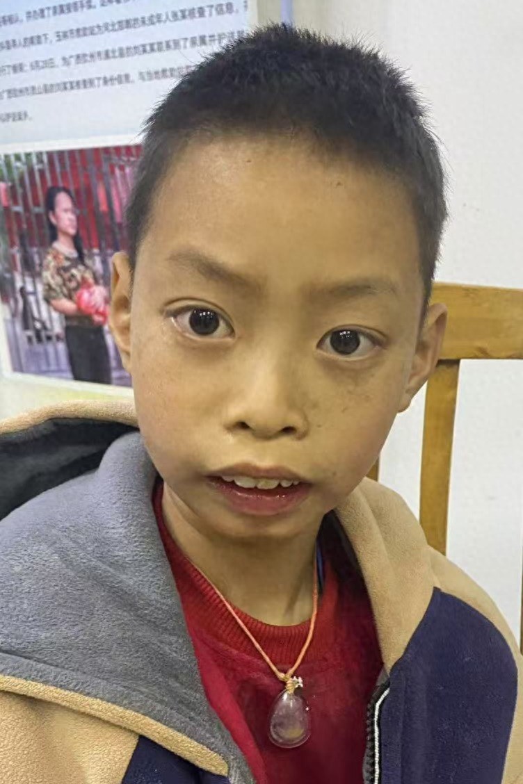 走失者照片 玉林市寻亲：6岁男孩被救助，穿红色...