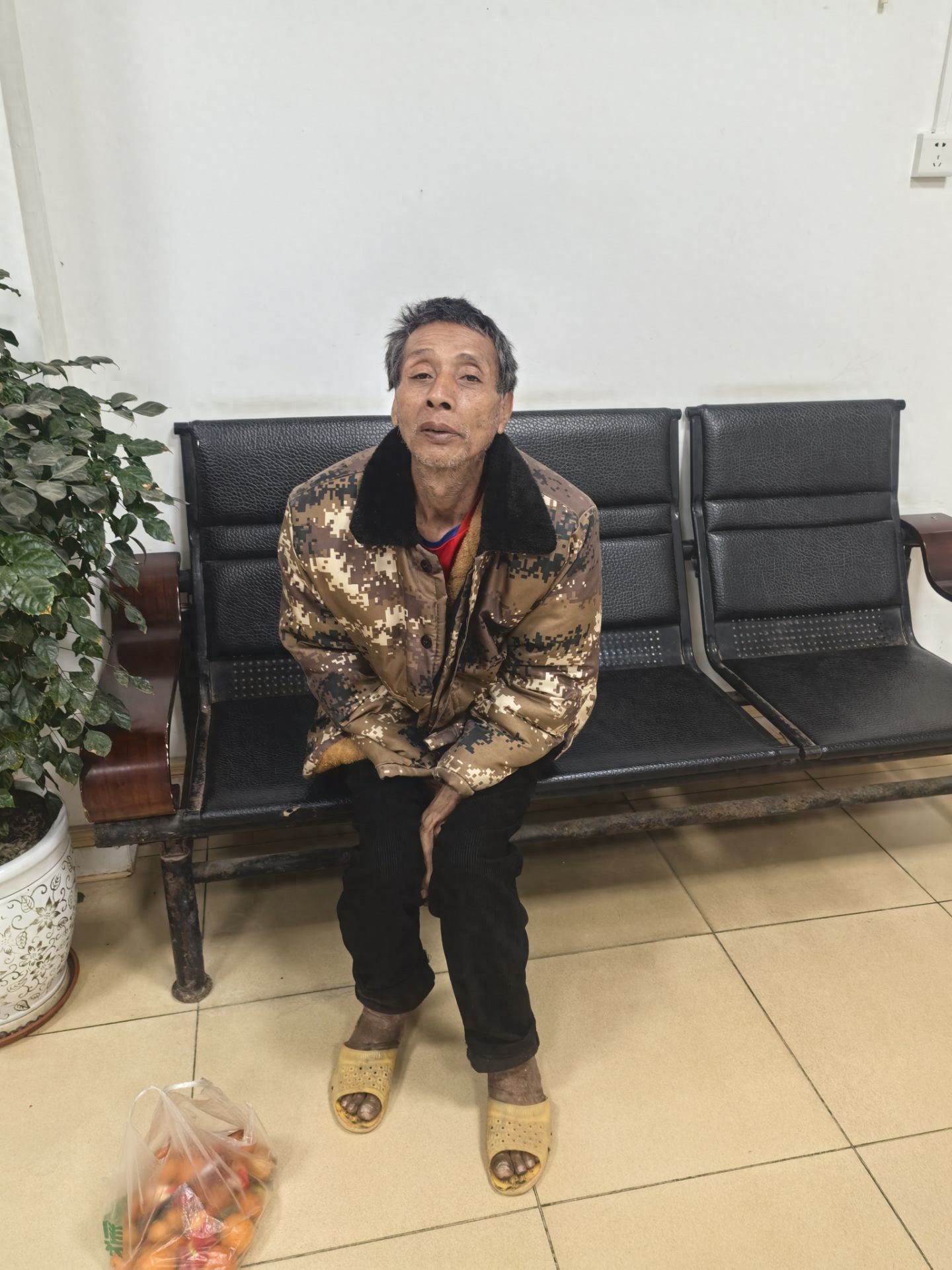 走失者照片 贵港市寻亲：五旬男子被救助，穿迷彩...