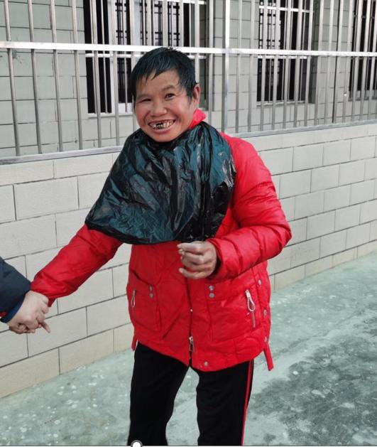 走失者照片 云浮市寻亲：五旬女子被救助，穿咖啡...