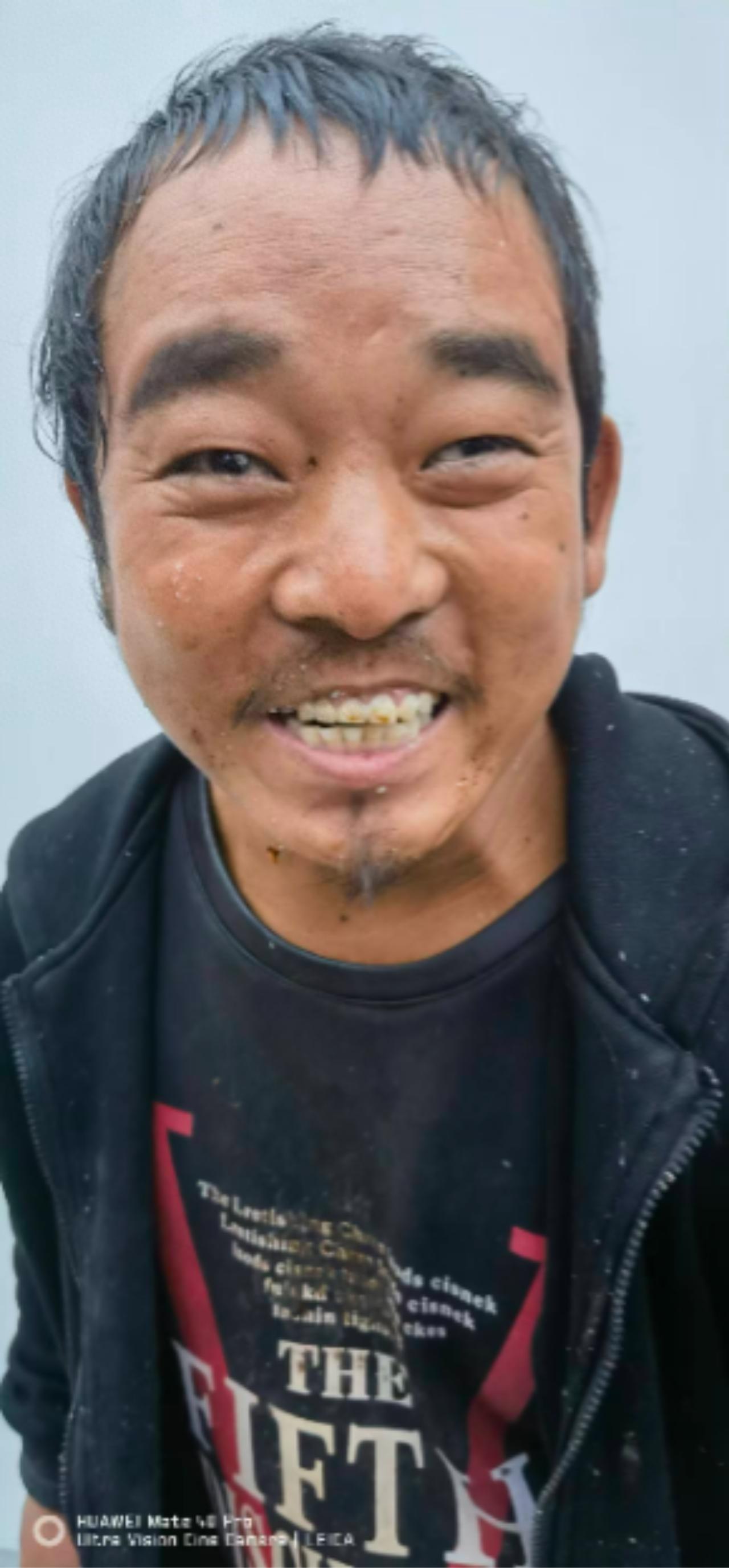 走失者照片 咸阳市寻亲：青年男子被救助，穿黑色...