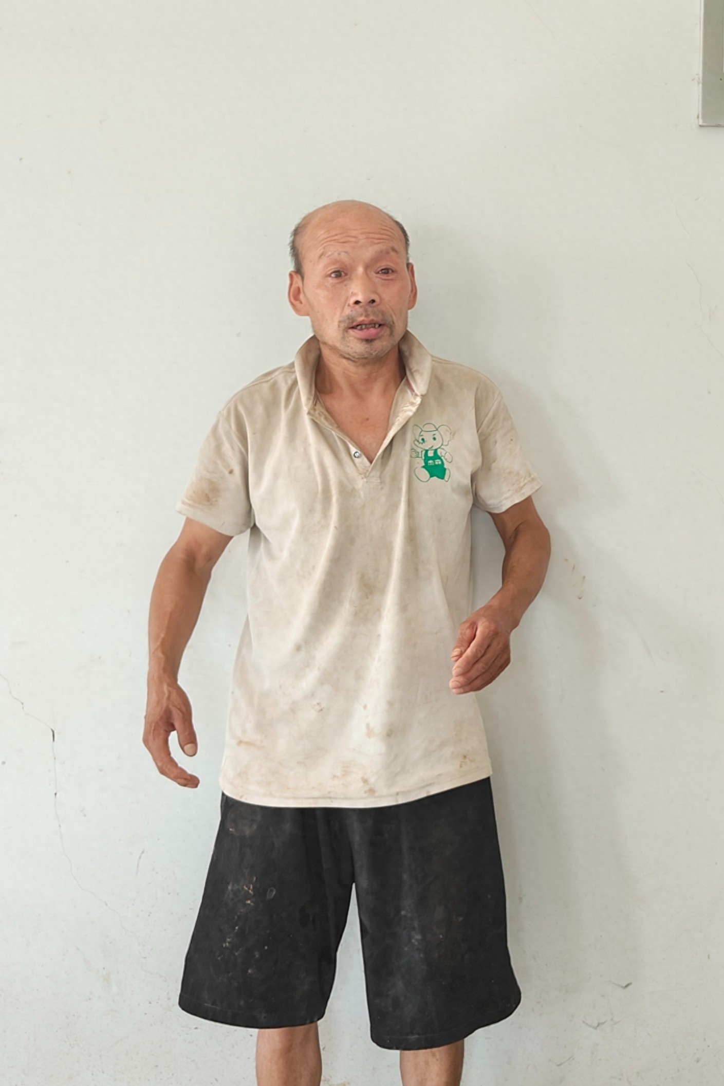 走失者照片 洛阳市寻亲：五旬男子被救助，穿白色...