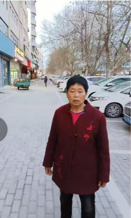 走失者照片 阜阳市寻人：六旬老太走失，穿白色格...