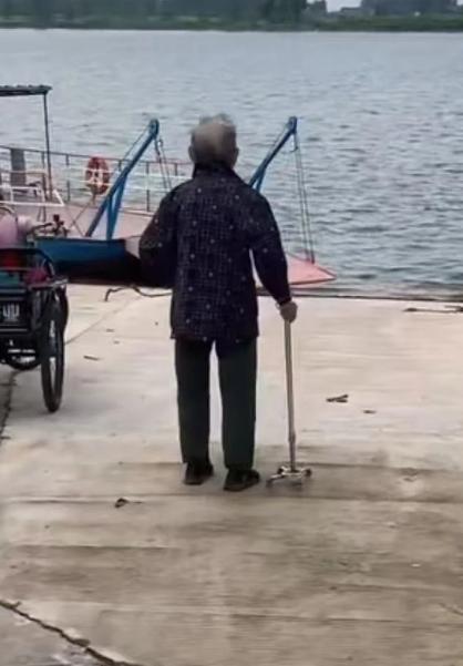 走失者照片 荆州市石首市寻人：八旬老太走失，穿...