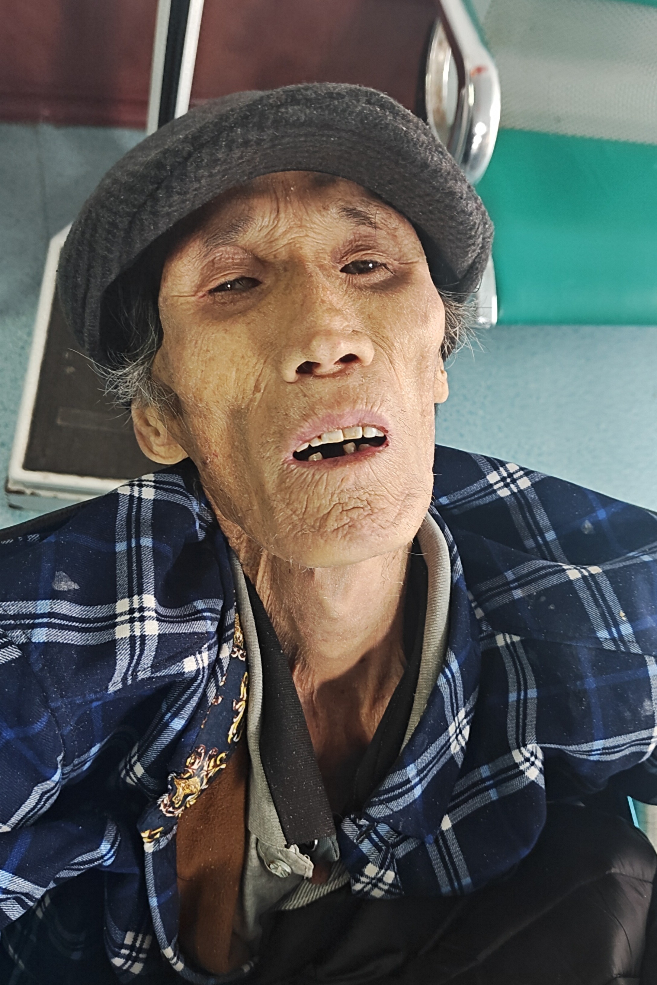 走失者照片 柳州市寻亲：七旬老人被救助，穿花格...