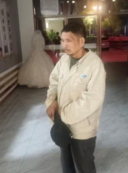 走失者照片 吴忠市寻亲：五旬男子被救助，穿乳白...