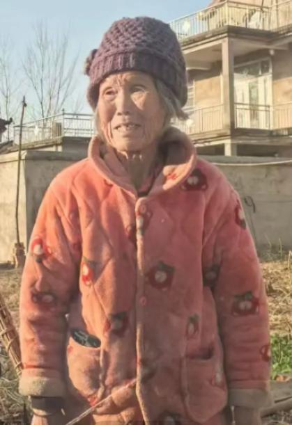 走失者照片 阜阳市寻人：八旬老太走失，穿红色棉...