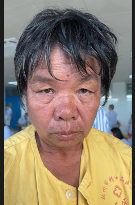 走失者照片 钦州市寻亲：六旬老太被救助，穿蓝色...