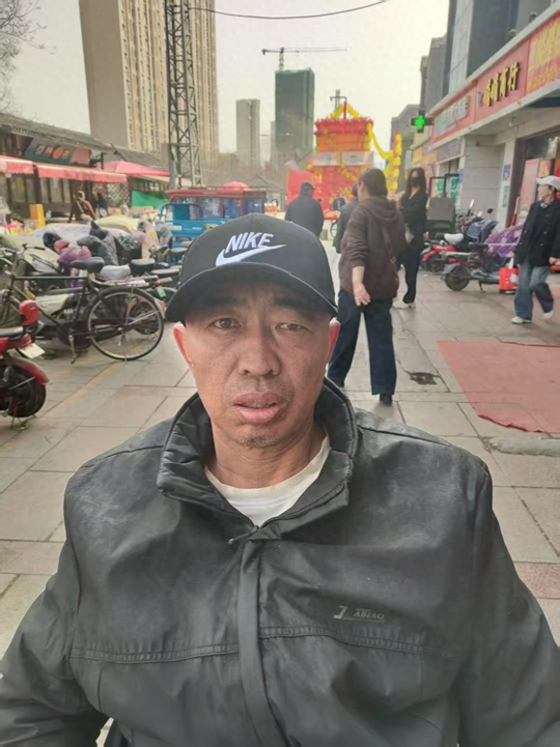 走失者照片 乌鲁木齐市寻亲：六旬老人被救助，穿...