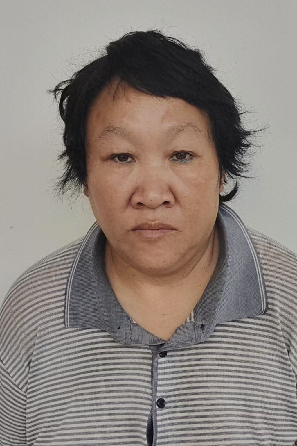 走失者照片 百色市寻亲：五旬女子被救助，穿灰色...