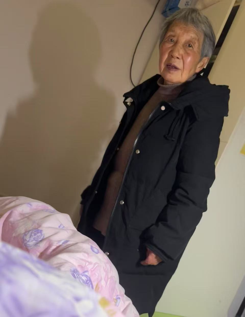 走失者照片 成都市寻人：七旬老太走失，穿黑色羽...