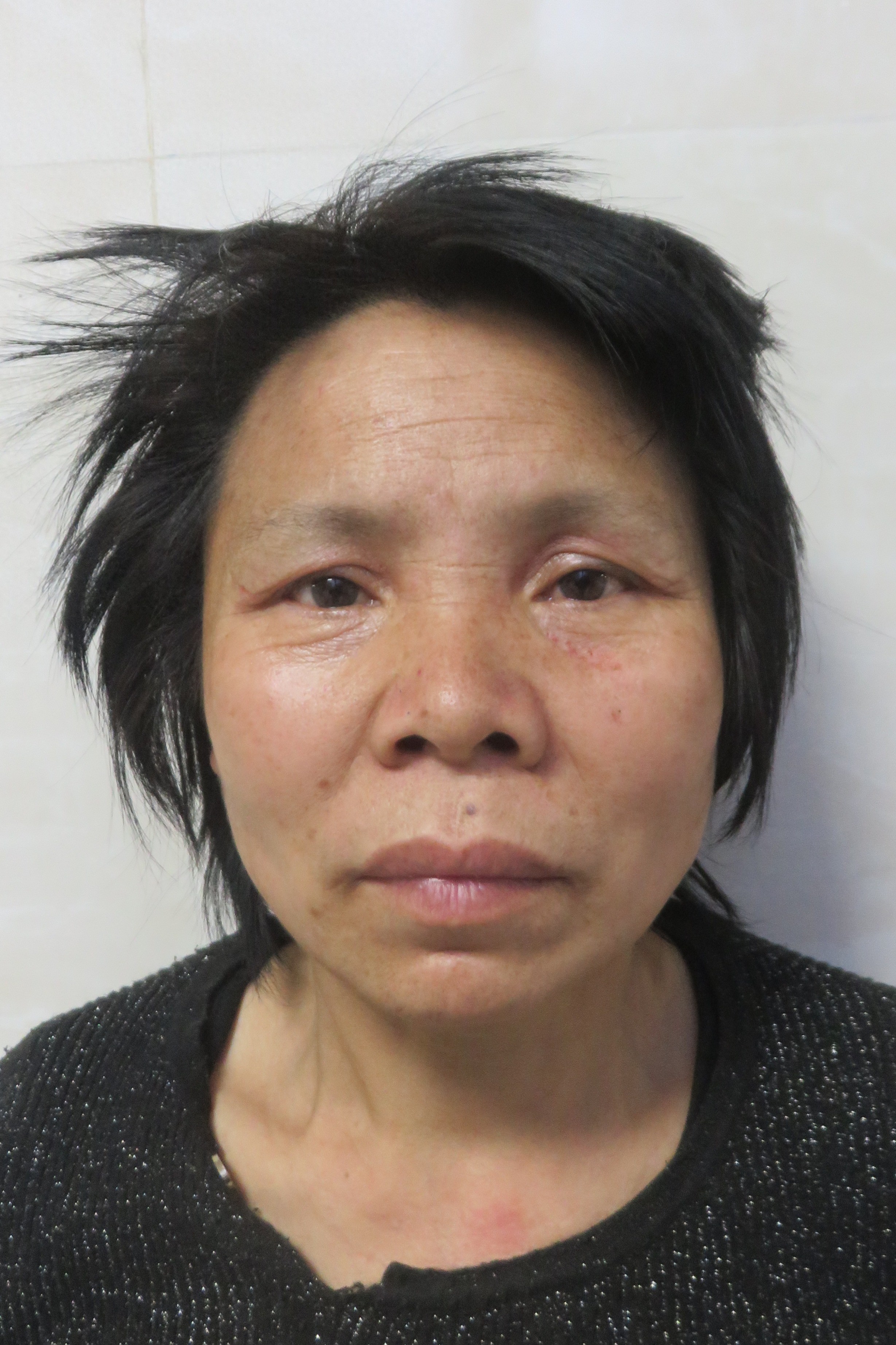 走失者照片 玉林市寻亲：五旬女子被救助，穿黑色...