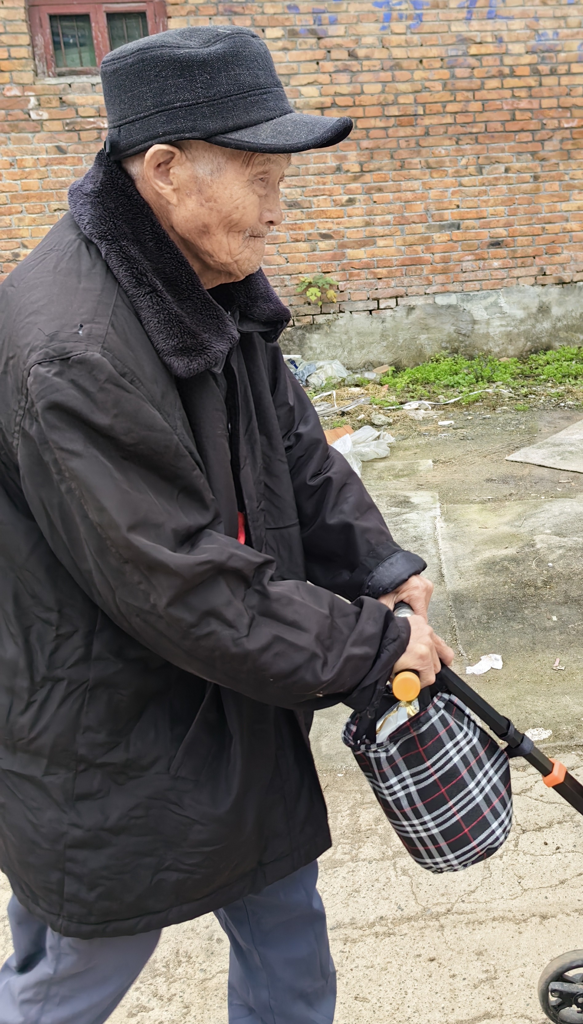 走失者照片 商丘市寻人：九旬老人走失，戴黑色毛...