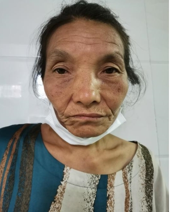 走失者照片 青岛市寻亲：六旬老太被救助，穿蓝白...