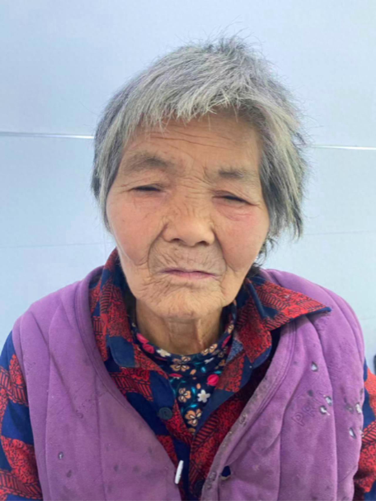走失者照片 荆门市寻亲：六旬老太被救助，穿棕色...
