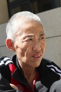 走失者照片 石家庄市寻亲：六旬老太被救助，穿黑...