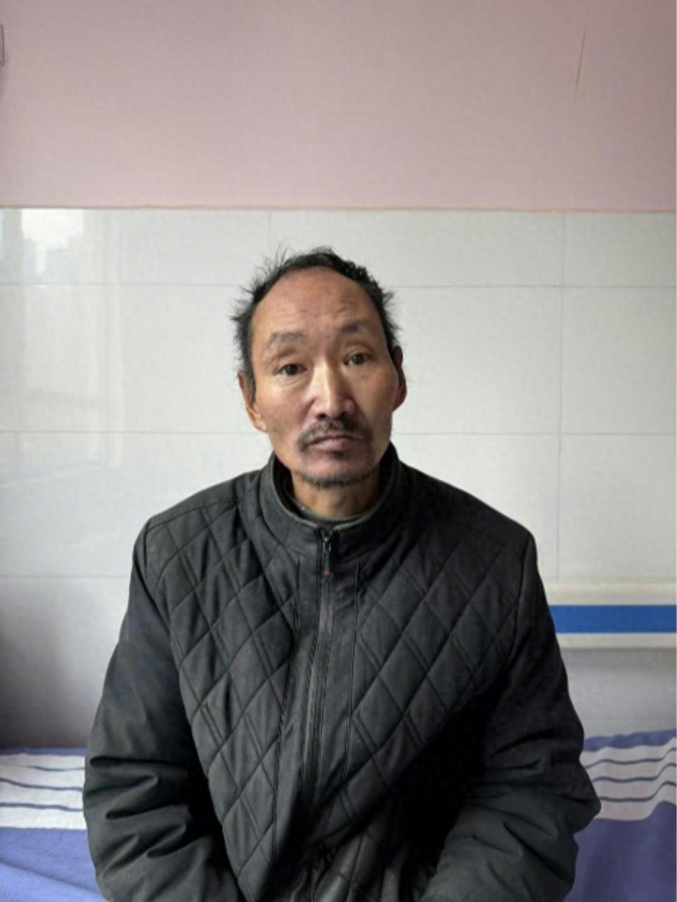 走失者照片 襄阳市寻亲：五旬男子被救助，穿黑色...