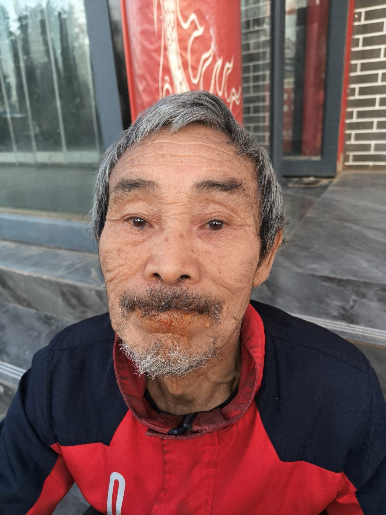 走失者照片 周口市寻亲：六旬老人被救助，穿红黑...