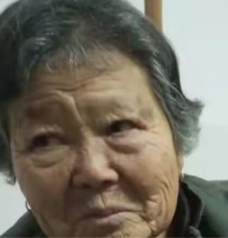 走失者照片 武汉市寻人：八旬老太走失，高约1米...