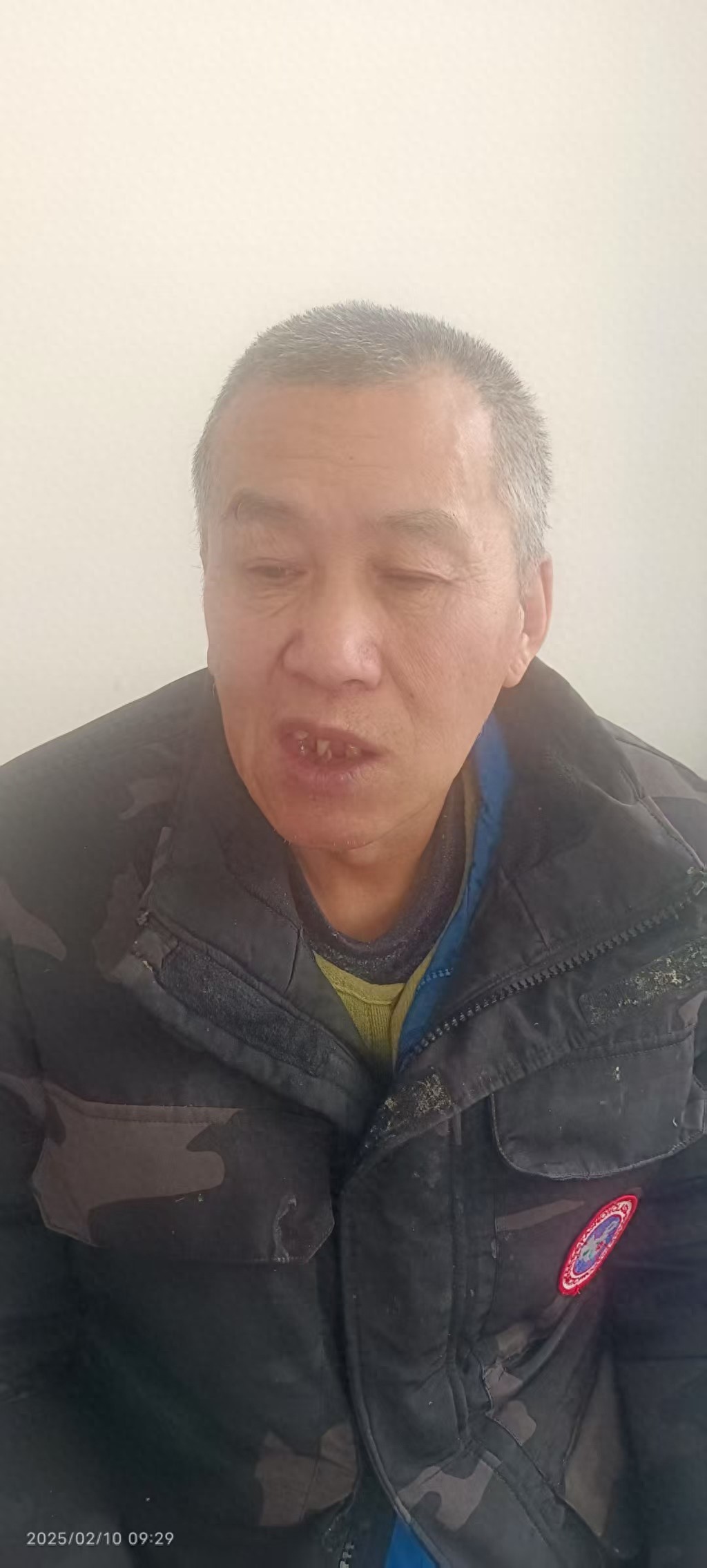 走失者照片 抚顺市寻亲：七旬老人被救助，高1米...