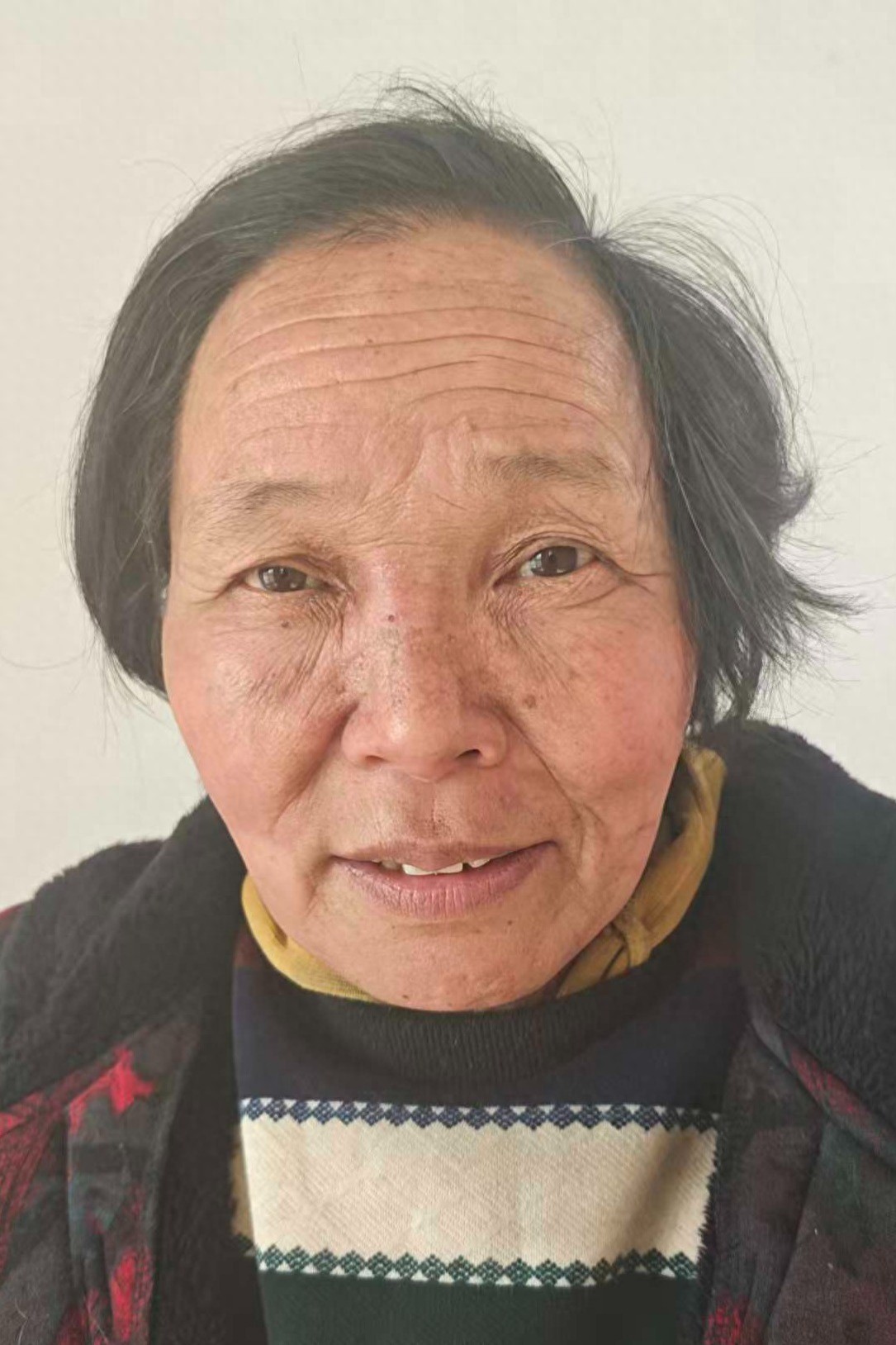 走失者照片 南阳市寻亲：六旬老太被救助，穿暗红...