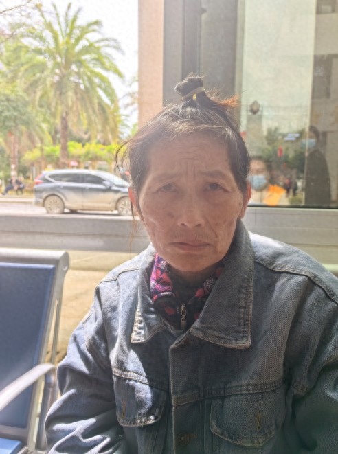 走失者照片 梧州市寻亲：六旬老太被救助，穿牛仔...