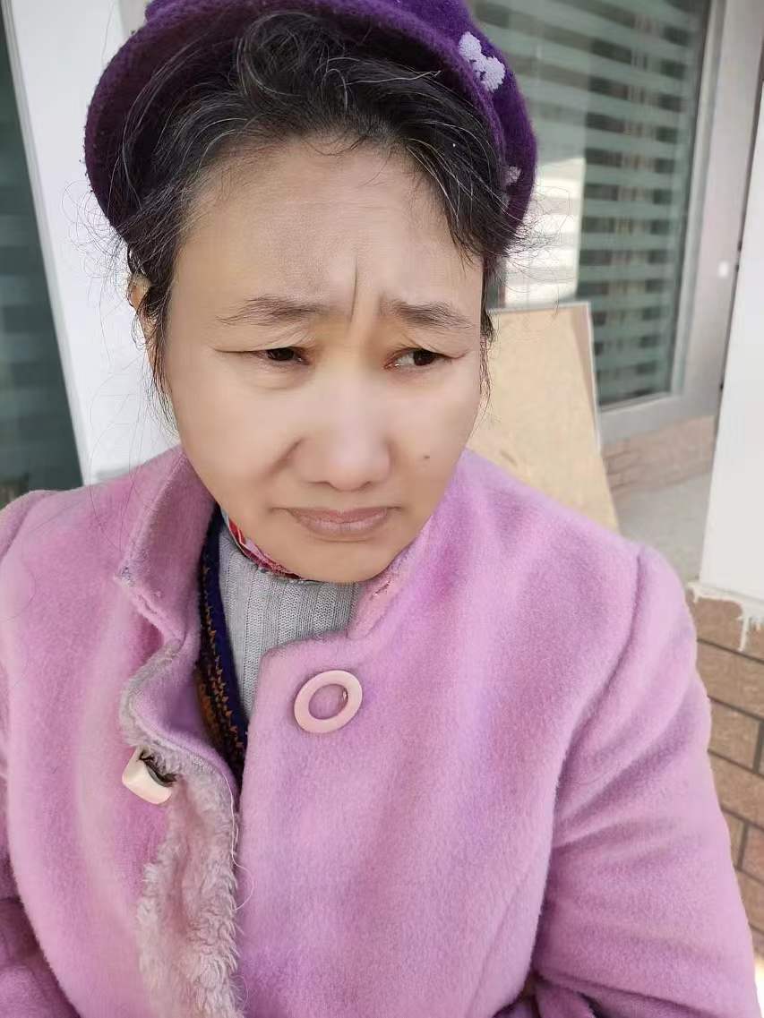 走失者照片 咸宁市寻亲：六旬老太被救助，穿深棕...