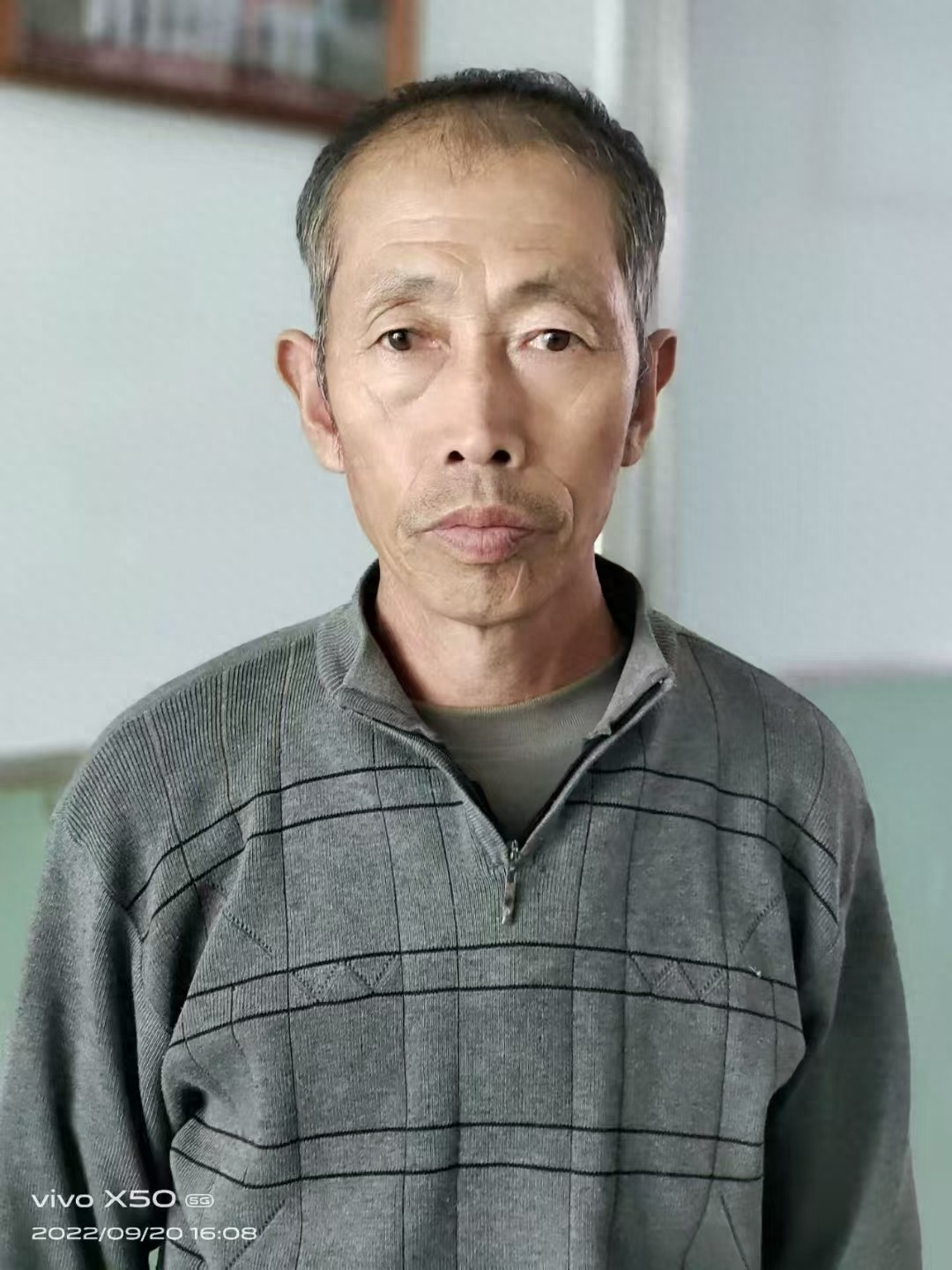 走失者照片 吕梁市寻人：六旬老人走失，穿黑色羽...