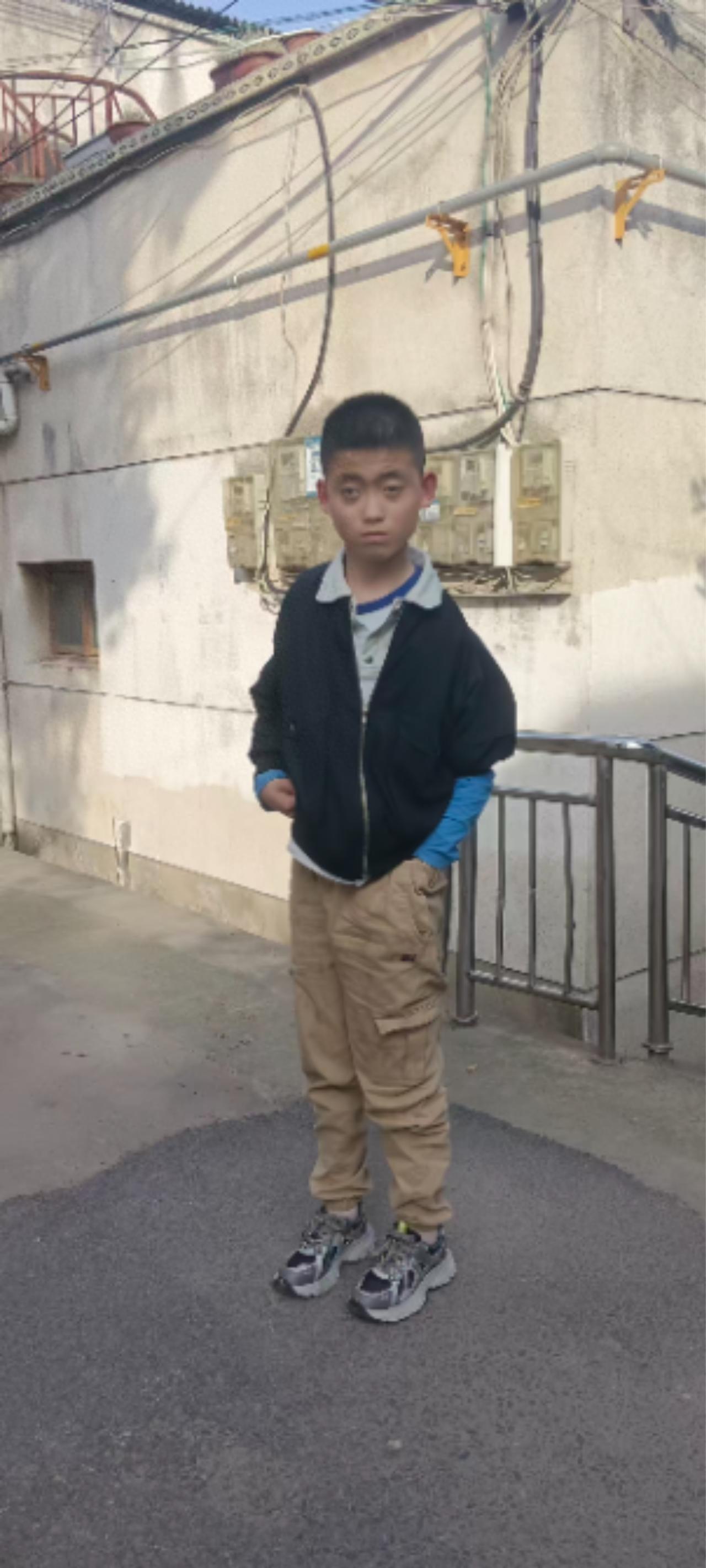 走失者照片 孝感市寻亲：10岁男孩被救助，穿深...