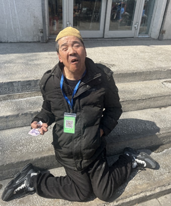 走失者照片 乌鲁木齐市寻亲：六旬老人被救助，穿...