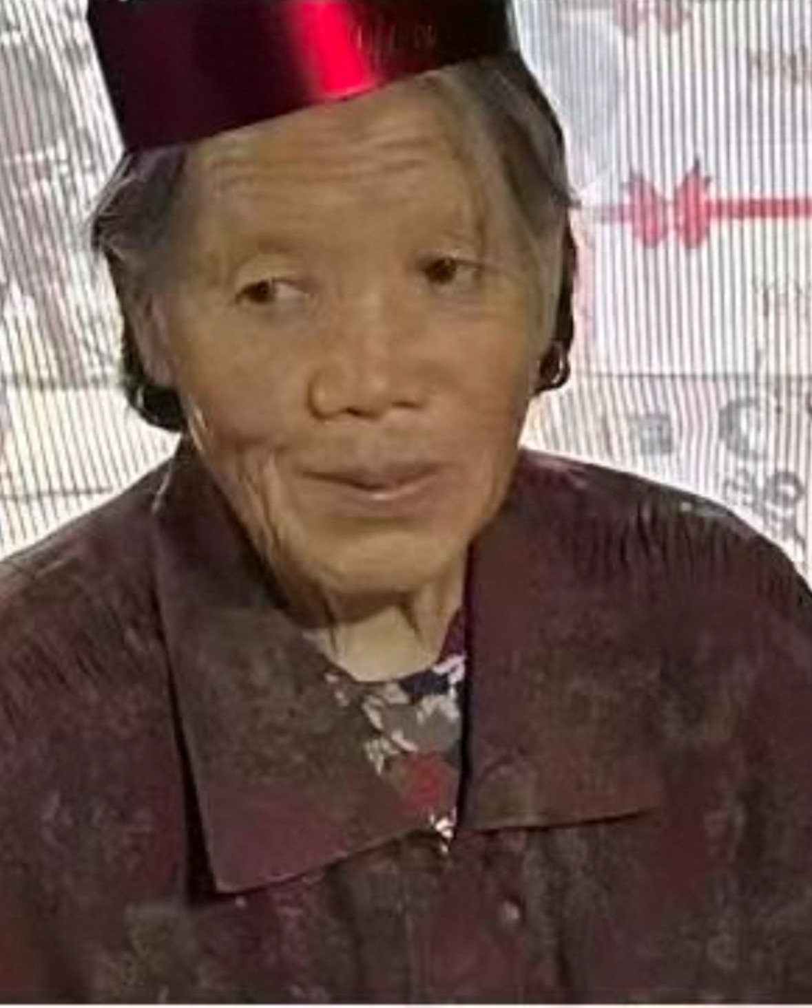 走失者照片 菏泽市寻人：七旬老太走失，戴红色帽...