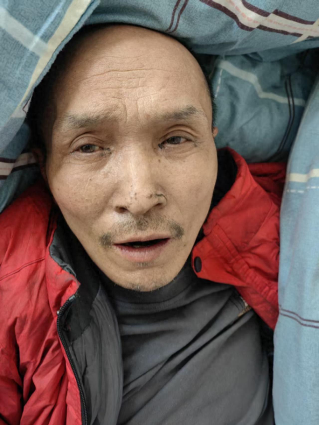 走失者照片 哈尔滨市寻亲：六旬老人被救助，穿红...