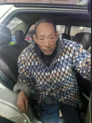 走失者照片 南阳市寻亲：七旬老人被救助，穿蓝黄...