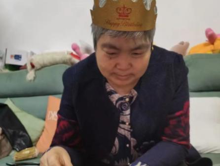 走失者照片 鹤壁市寻人：七旬老太走失，穿红色短...
